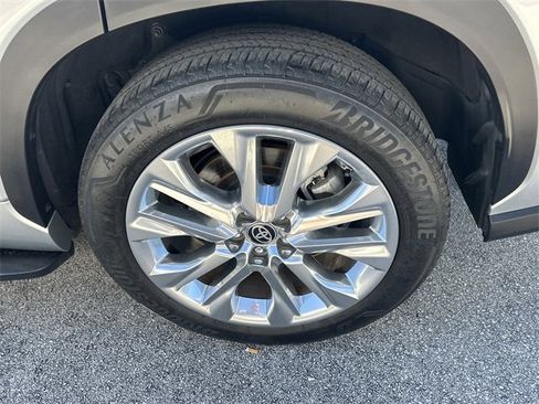 Used 2023 Toyota Highlander Limited image 11