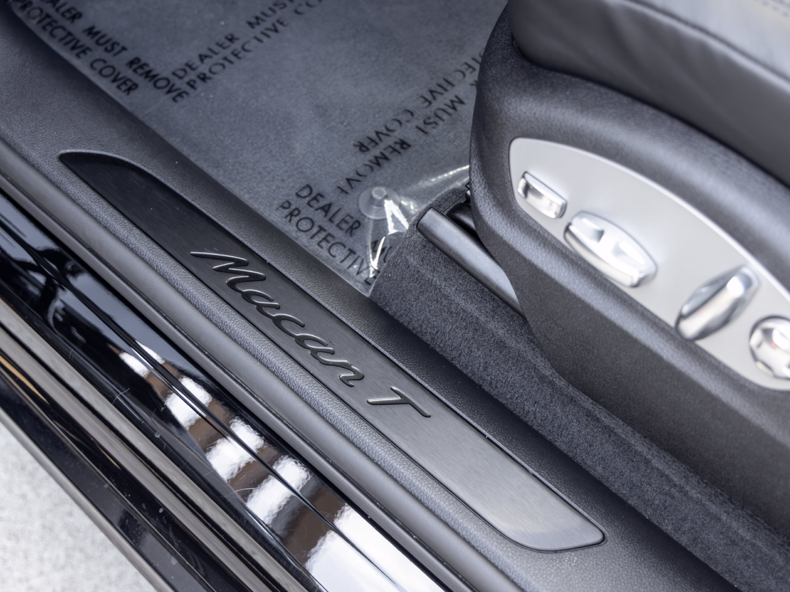 Certified 2025 Porsche Macan Turbo AWD/4WD image 29
