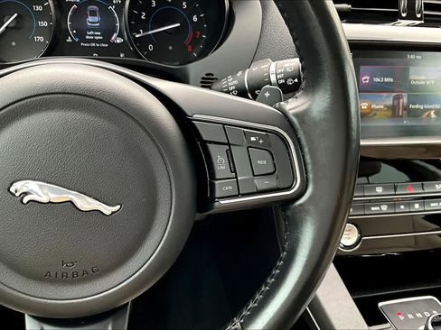 Used 2018 Jaguar F-PACE Premium image 24