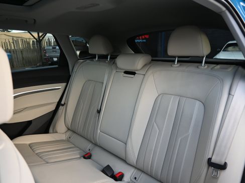 Used 2019 Audi e-tron Premium Plus image 36