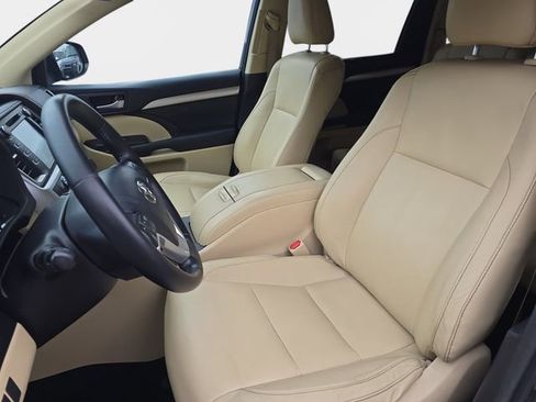 Used 2018 Toyota Highlander XLE AWD/4WD image 19