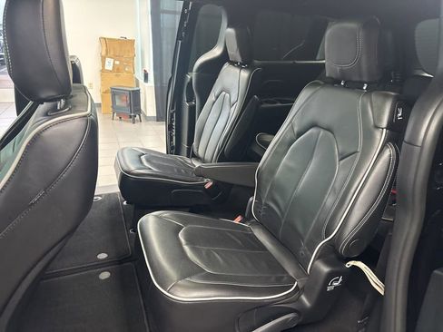 Used 2025 Chrysler Pacifica Limited image 28