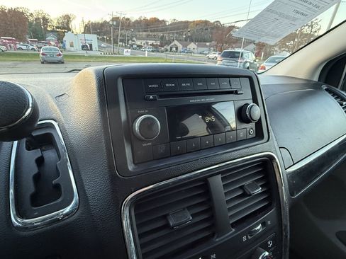 Used 2015 Dodge Grand Caravan SXT image 17