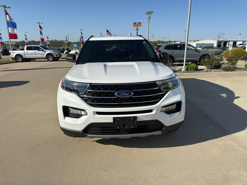 Used 2020 Ford Explorer XLT w/ Equipment Group 202A AWD/4WD image 2