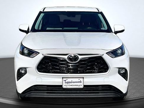 Used 2023 Toyota Highlander LE AWD/4WD image 2