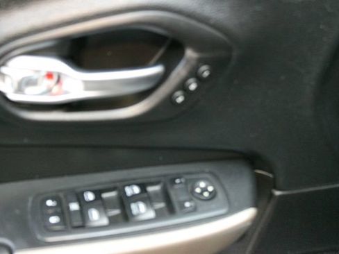 Used 2017 Jeep Cherokee Limited w/ Luxury Group AWD/4WD image 18