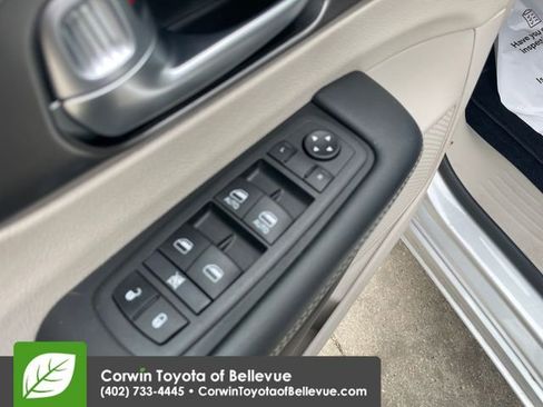 Used 2024 Chrysler Pacifica Touring-L FWD image 19