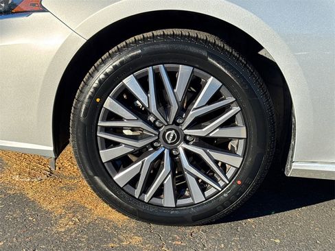 Used 2023 Nissan Altima 2.5 SV image 6