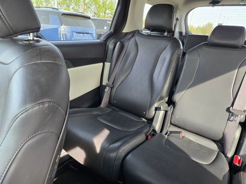 Used 2024 Kia Carnival LX image 12