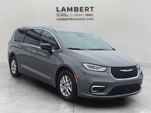 Used 2025 Chrysler Pacifica Select FWD image 7