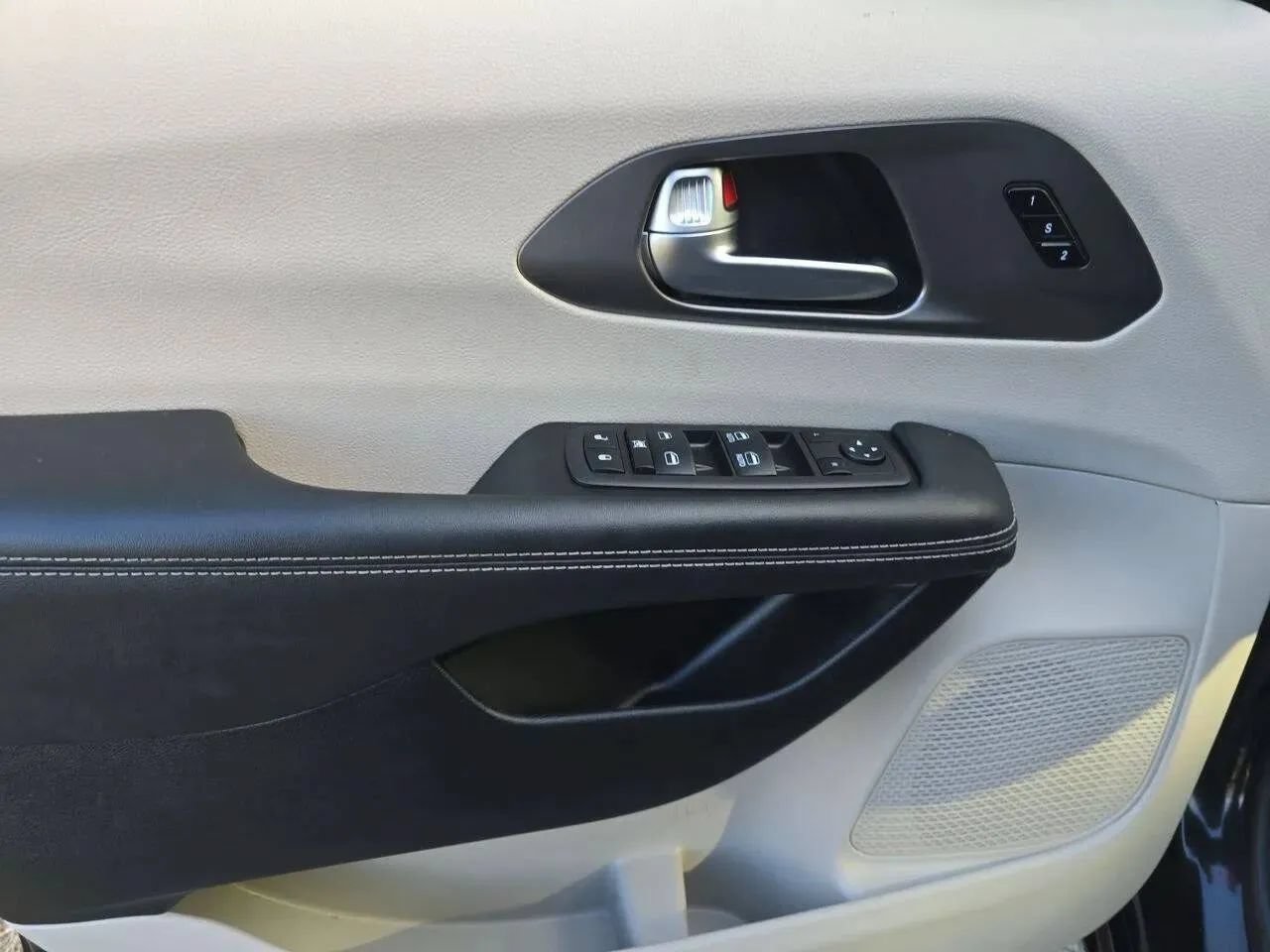 Used 2023 Chrysler Pacifica Touring-L FWD image 11