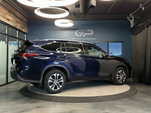 Used 2021 Toyota Highlander XLE image 3