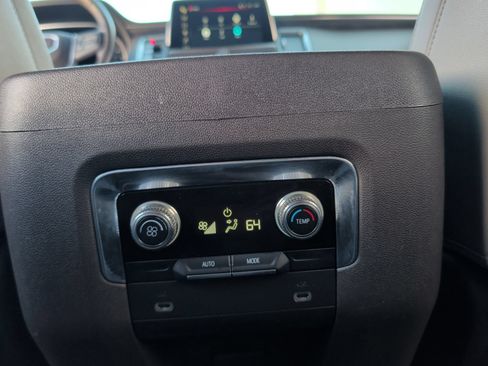 Used 2023 GMC Yukon XL SLT AWD/4WD image 16