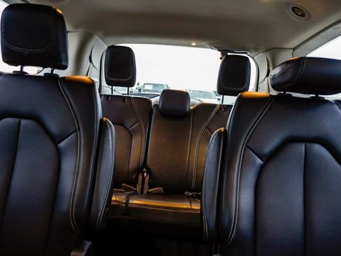 Certified 2024 Chrysler Pacifica Touring-L image 27