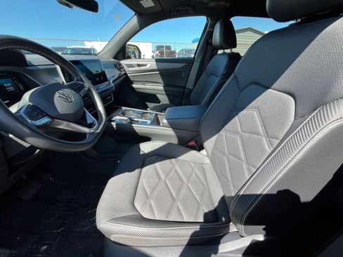 Used 2025 Volkswagen Atlas Cross Sport SE AWD/4WD image 29