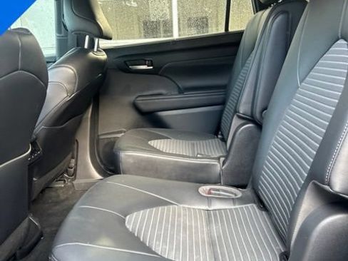 Used 2023 Toyota Highlander XSE FWD image 10