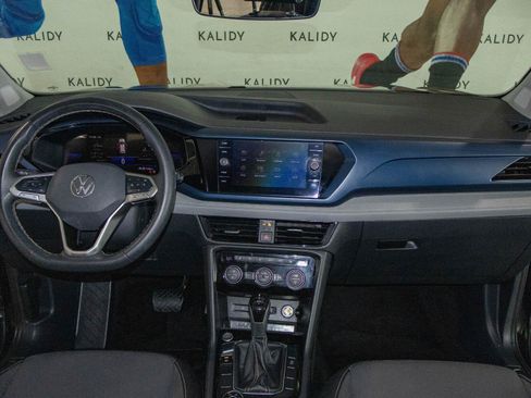 Used 2024 Volkswagen Taos SE AWD/4WD image 3