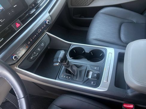 Used 2026 Kia Carnival FWD image 44
