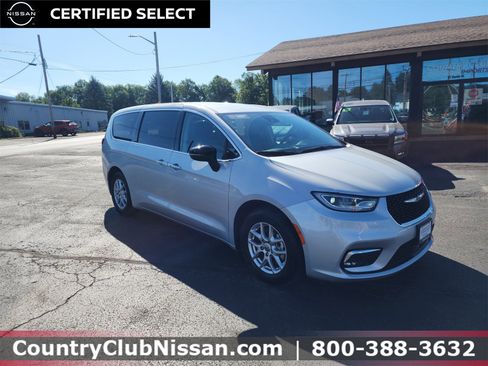 Used 2024 Chrysler Pacifica Touring-L image 2