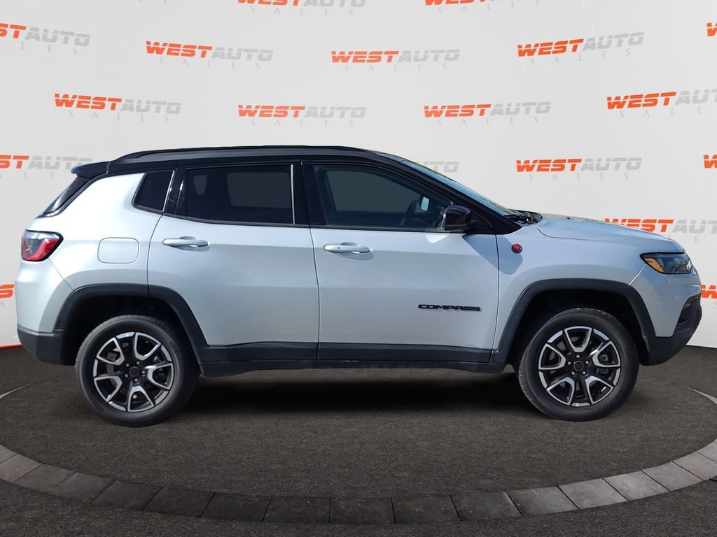 Used 2025 Jeep Compass Trailhawk AWD/4WD image 6