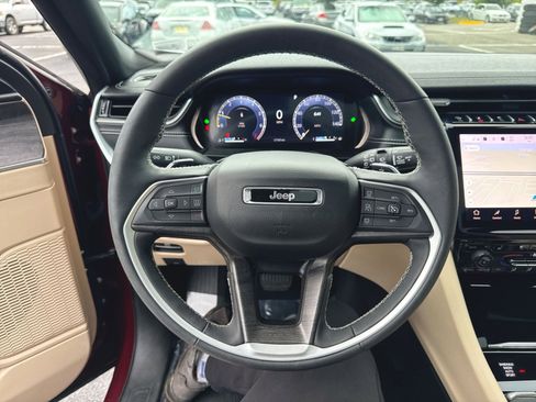 Used 2024 Jeep Grand Cherokee Limited w/ Luxury Tech Group II AWD/4WD image 18
