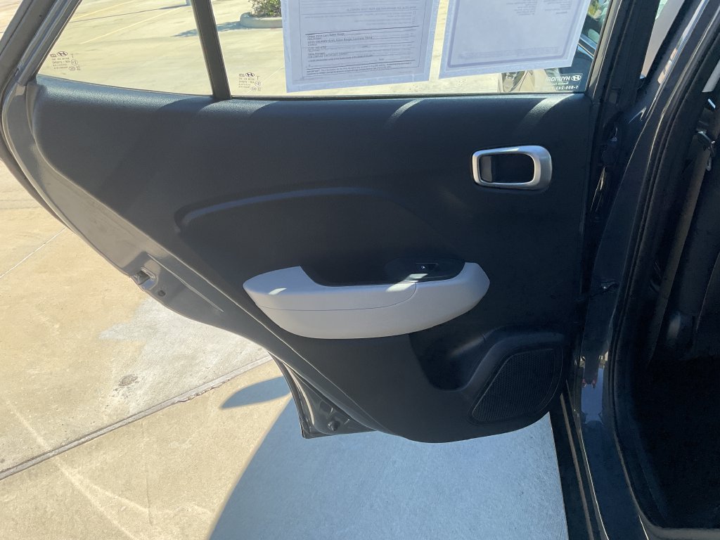 Used 2025 Hyundai Venue SEL FWD image 12