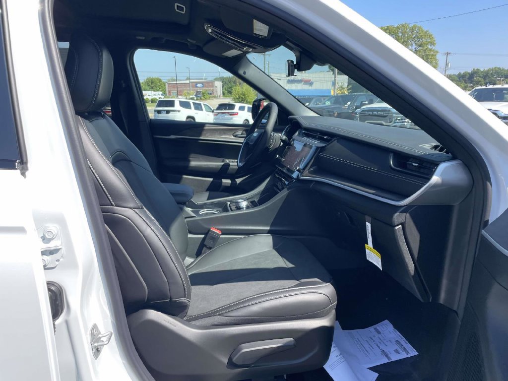 New 2027 Jeep Grand Cherokee Altitude RWD image 14