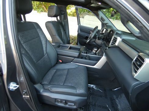 Used 2025 Toyota Tundra Limited AWD/4WD image 32