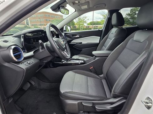 Used 2025 Chevrolet Trax LT w/ LT Convenience Package FWD image 23