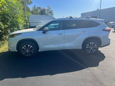 Used 2021 Toyota Highlander XLE FWD image 4