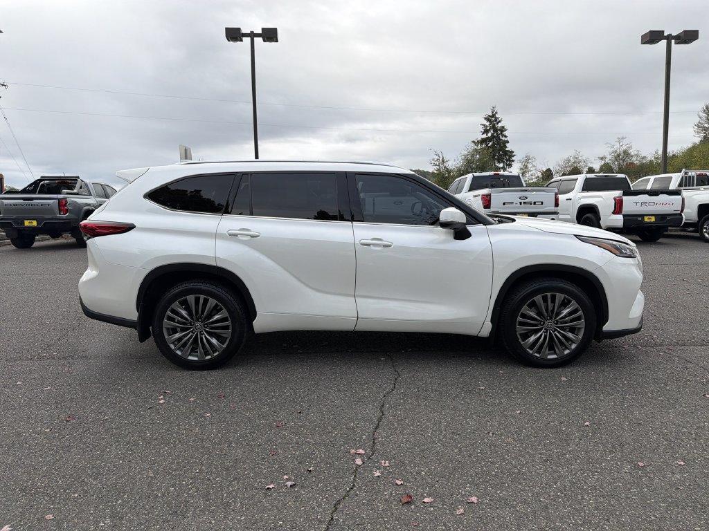 Used 2021 Toyota Highlander Platinum AWD/4WD image 2