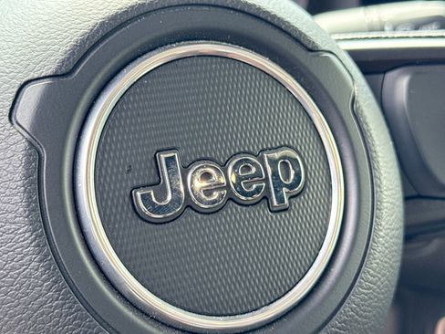 Used 2025 Jeep Gladiator Sport AWD/4WD image 14