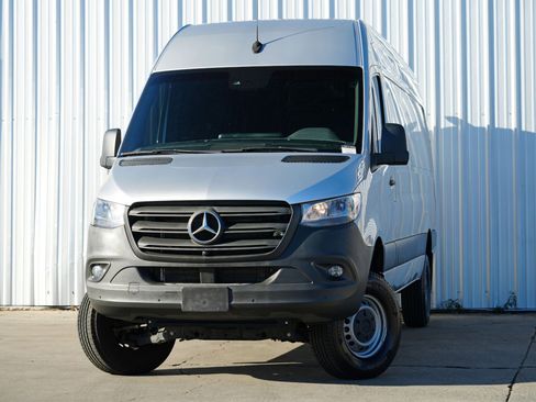 Used 2023 Mercedes-Benz Sprinter 2500 image 3
