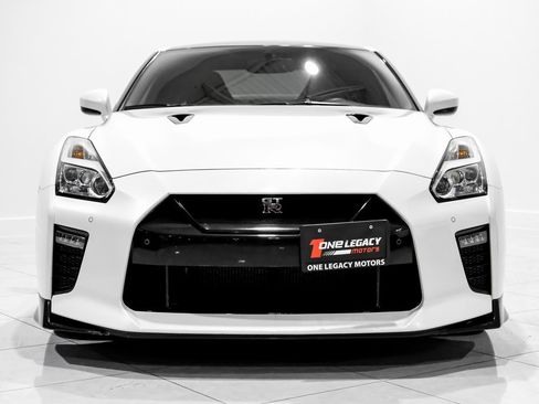 Used 2021 Nissan GT-R Premium image 2