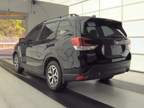 Used 2022 Subaru Forester Premium AWD/4WD image 6