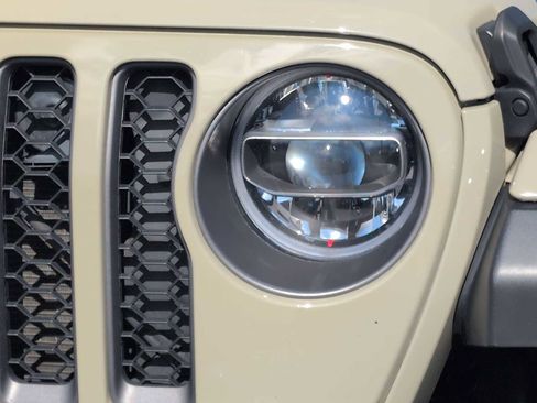 Used 2022 Jeep Wrangler Unlimited Rubicon w/ Cold Weather Group image 11