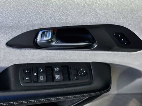Used 2023 Chrysler Pacifica Touring-L FWD image 22