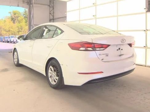 Used 2018 Hyundai Elantra SE FWD image 3