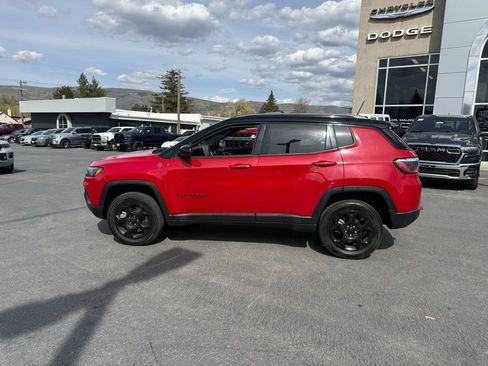 Used 2023 Jeep Compass Trailhawk AWD/4WD image 3