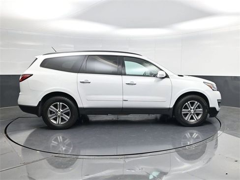 Used 2017 Chevrolet Traverse LT image 2