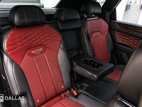 Used 2025 Bentley Bentayga image 33