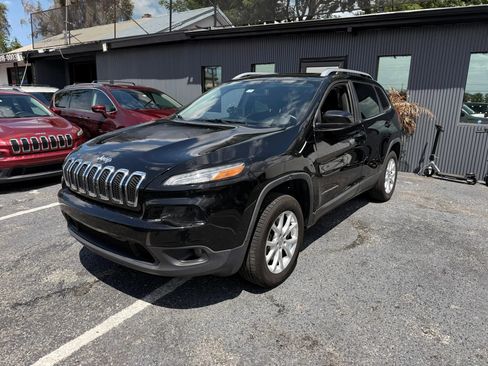 Used 2017 Jeep Cherokee Latitude w/ Safety/Convenience Group FWD image 1
