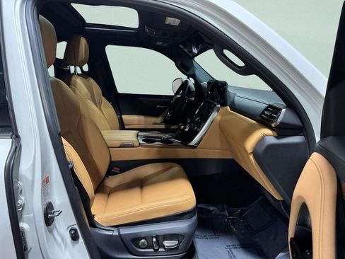 Used 2023 Lexus LX 600 4WD w/ Luxury Package image 32