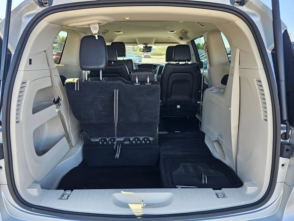 Used 2024 Chrysler Pacifica Touring-L FWD image 17