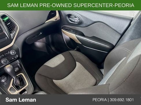 Used 2018 Jeep Cherokee Latitude w/ Cold Weather Group image 21