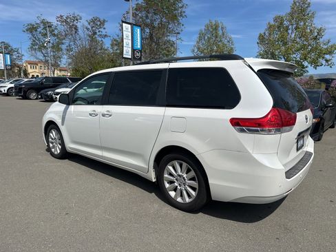 Used 2014 Toyota Sienna Limited w/ Limited Premium Package image 4