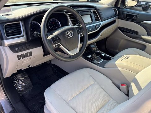 Used 2019 Toyota Highlander LE AWD/4WD image 14