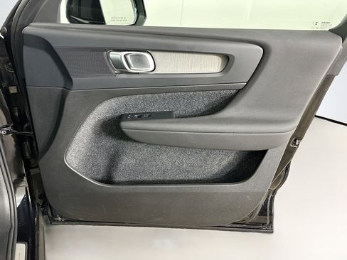 Used 2025 Volvo XC40 B5 Plus image 33