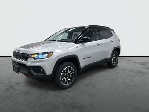 Used 2025 Jeep Compass Trailhawk AWD/4WD image 8