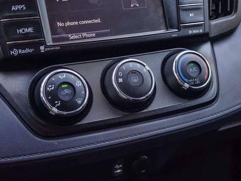 Used 2018 Toyota RAV4 LE FWD image 21